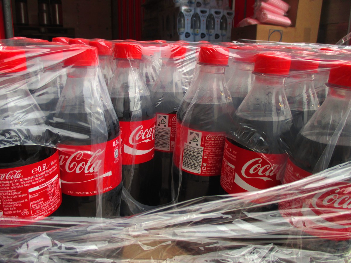 coca_cola_bottles_drink_packaging_red_trademarks_transport_delicious-686039.jpg!d.jpg