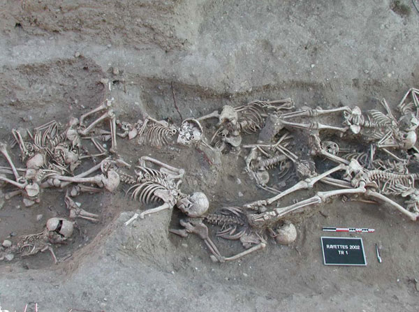 Bubonic_plague_victims-mass_grave_in_Martigues,_France_1720-1721.jpg
