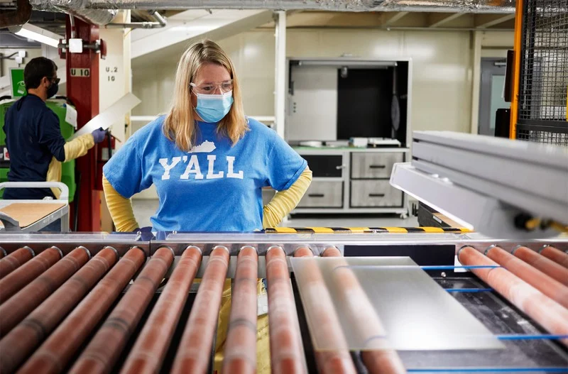 Apple_awards-Corning-an-additional-45-million-dollars_team-member_051021.webp