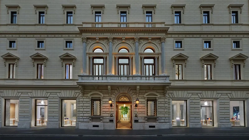 Apple_Via-Del-Corso-opens-in-Rome-exterior-building_052721.webp