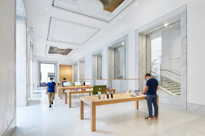 Apple_Via-Del-Corso-opens-in-Rome-interior-team-members-wide-storeview_052721.webp