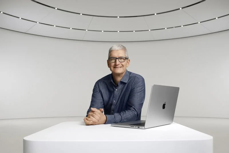 tim-cook-macbook-pro.webp
