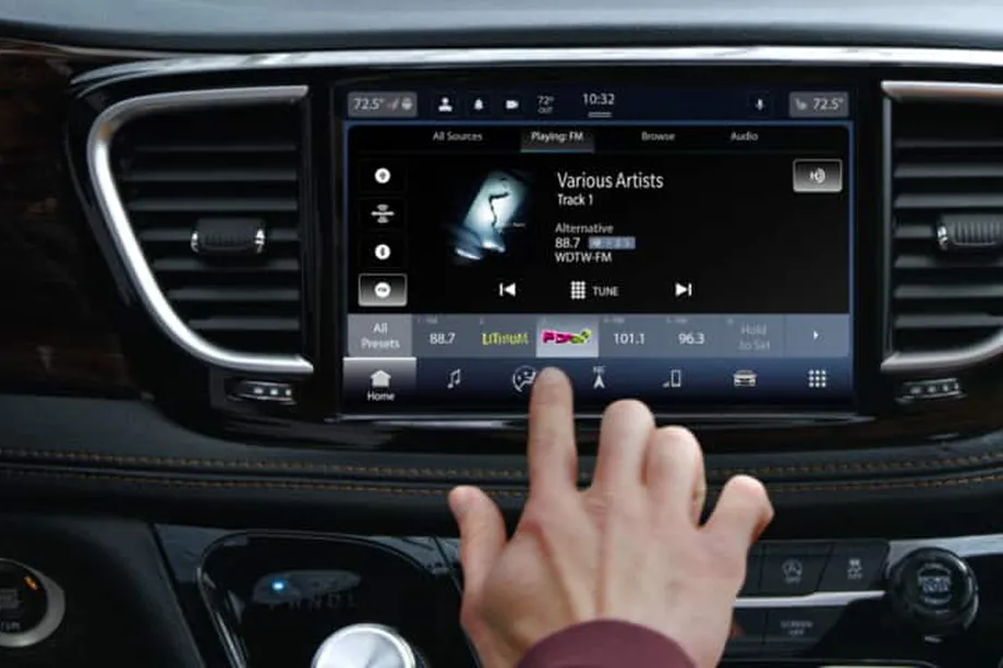 2022_chrysler_pacifica_technology_hero.0.webp