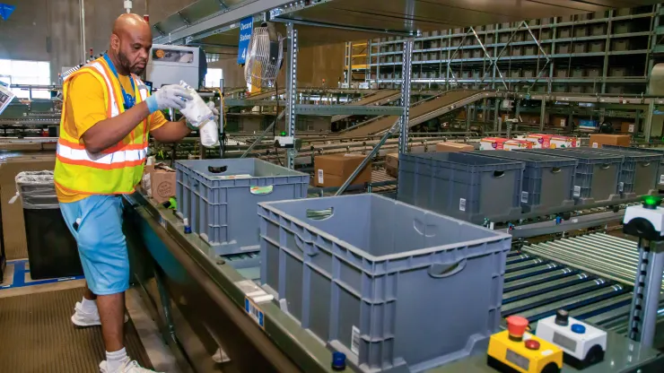 107070441-1654192902825-Walmart_fulfillment_center.webp