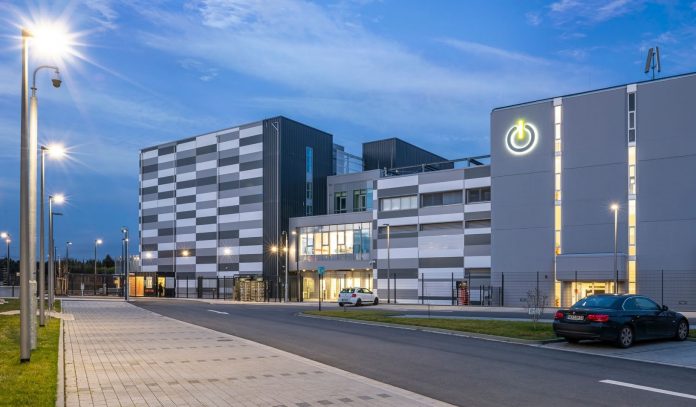 Global-Switch-Data-Center-Centers-Europe-Asia-Pacific-Holdings-696x407.jpg