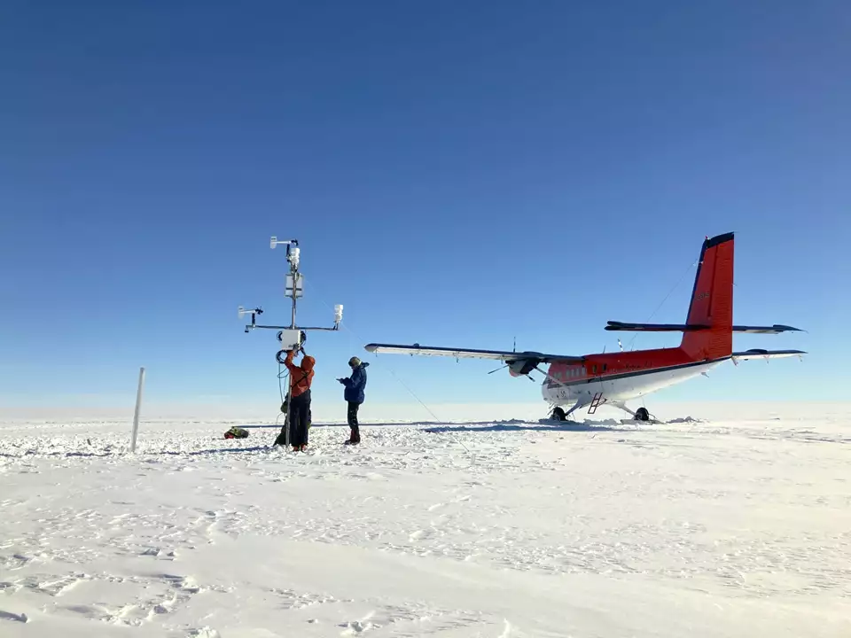 Isens overflade over aktuel snegrænse_sommer_GEUS.webp