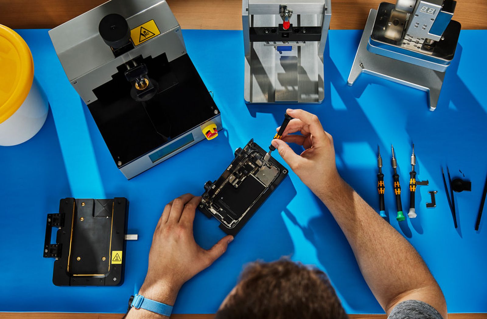 Apple-EU-Self-Service-repair-iPhone_big.jpg.large_.jpg