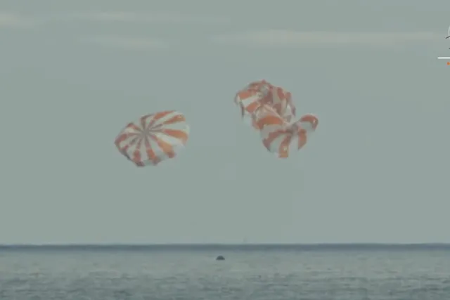 orion_capsule_splashdown.webp