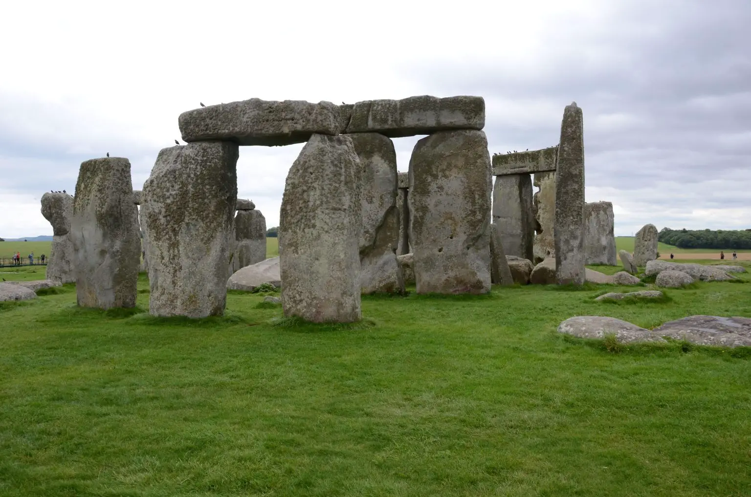 The-Solstitial-Axis-of-Stonehenge-Viewed-From-the-Entrance-1536x1017.webp