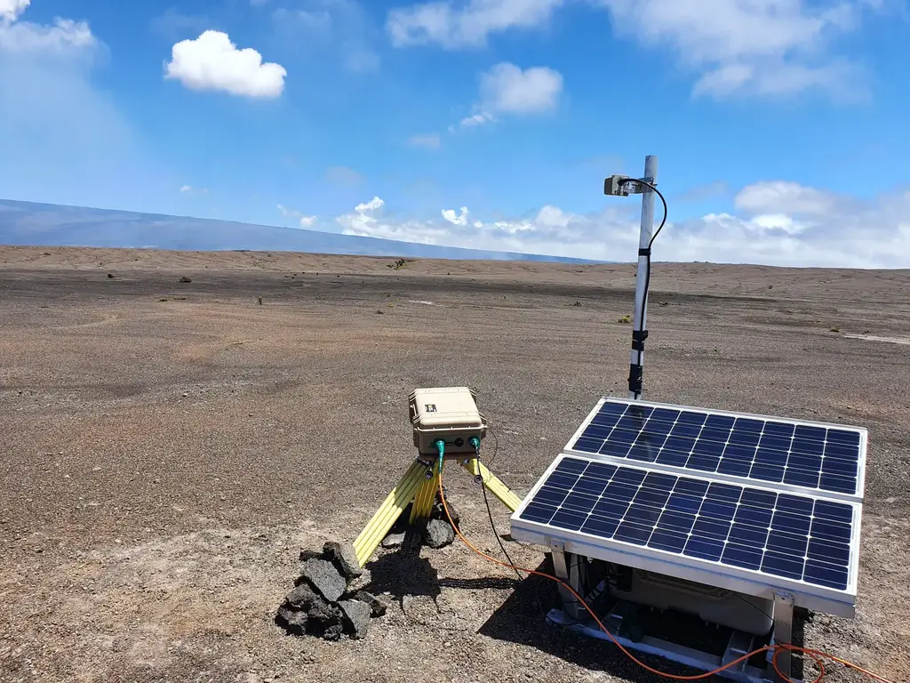 SO2-Camera-Installation-on-Kilauea-Volcano-2048x1536.webp