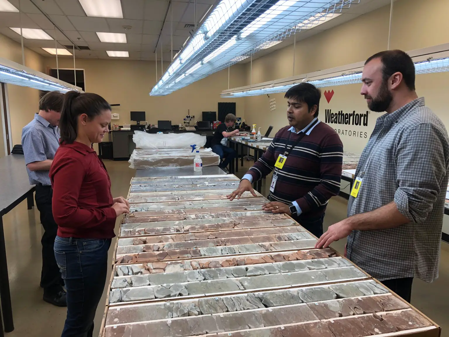 Bakken-Shale-Team-Analyzing-Rock-Samples-1536x1152.webp