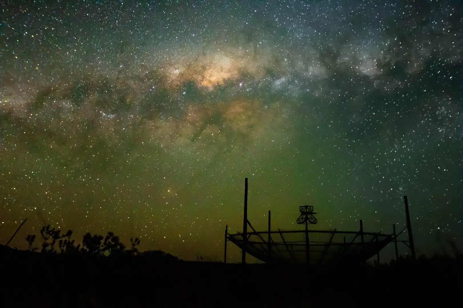A-HERA-Antenna-at-Night-in-the-Karoo-South-Africa-2048x1365.webp