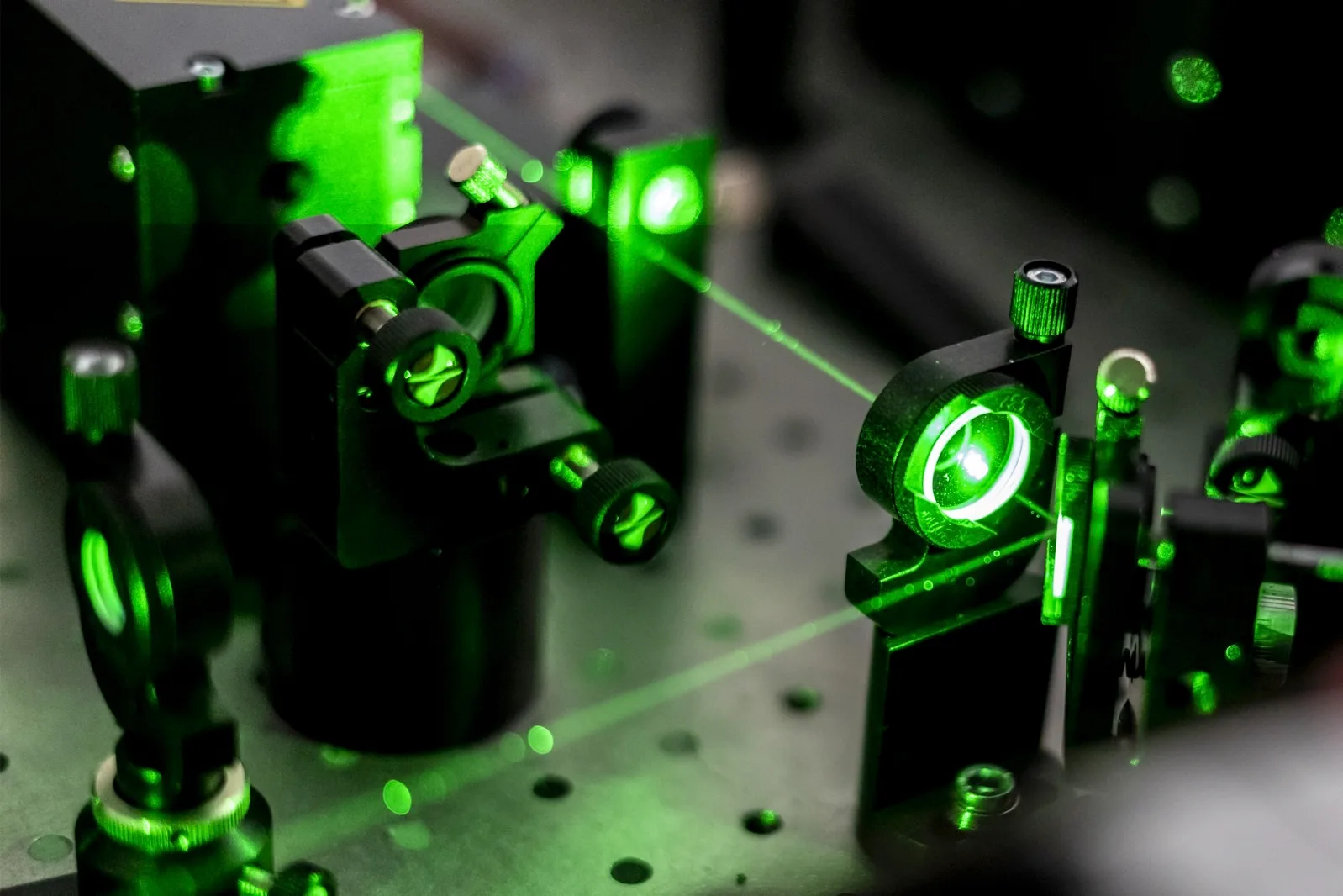 electric-circuit-ionization-with-laser.webp