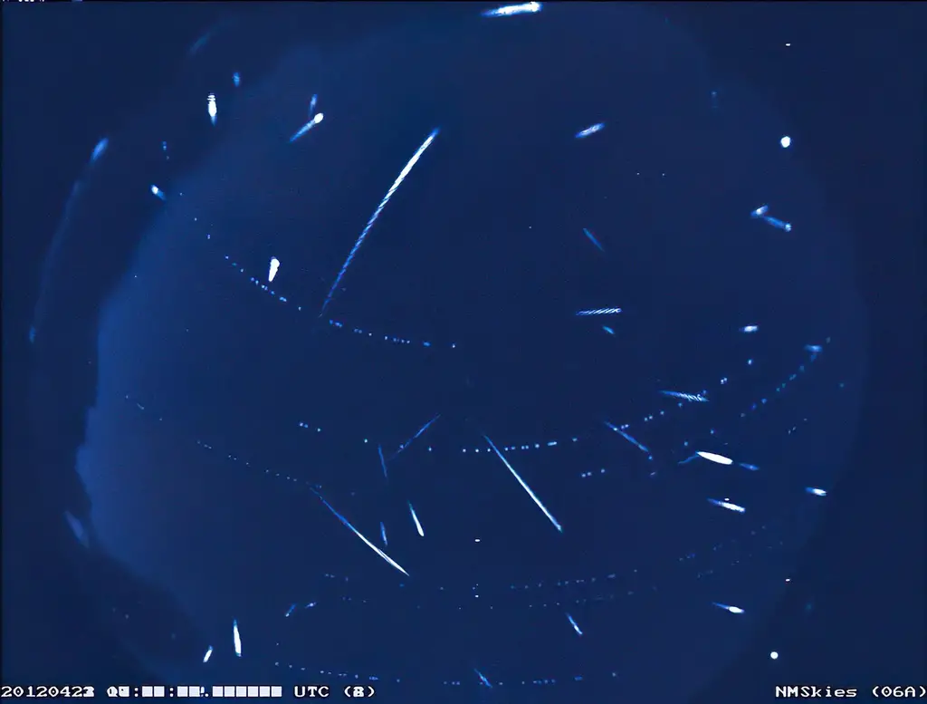 Lyrid-Meteors-Over-New-Mexico.webp