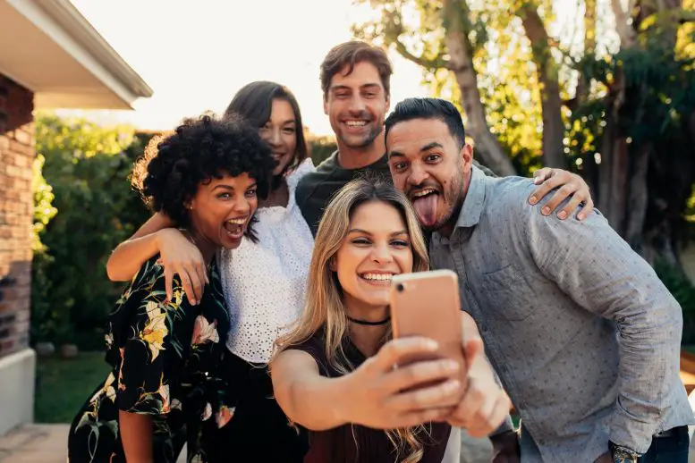 Young-Adult-Friends-Selfie-777x518.webp