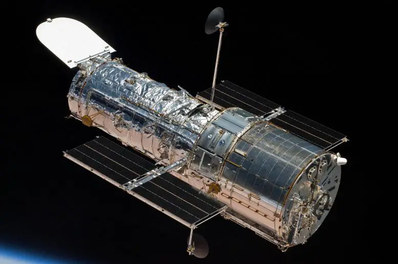Hubble-Space-Telescope-From-Space-Shuttle-Atlantis-777x516.webp