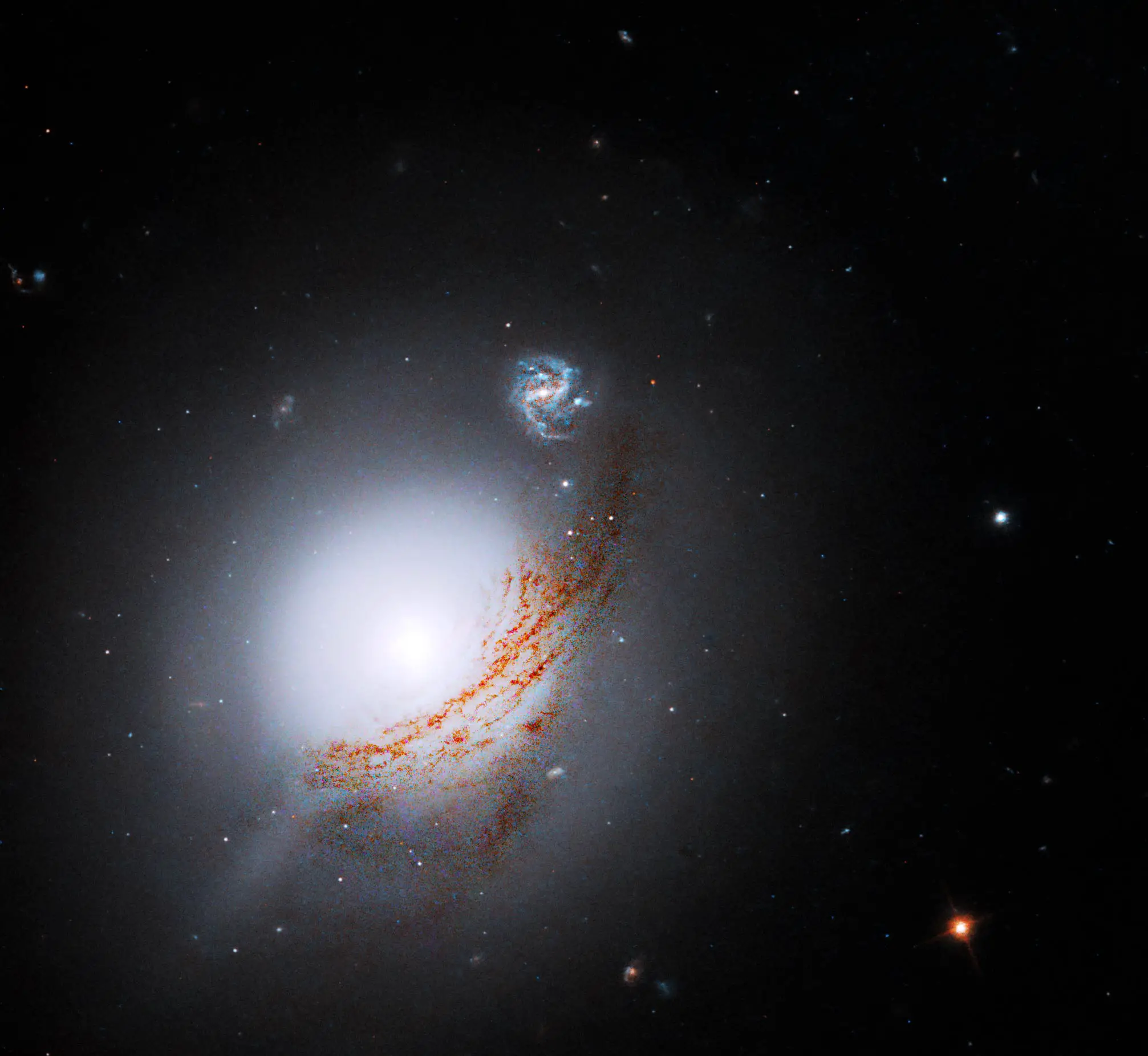 Lenticular-Galaxy-NGC-5283.webp