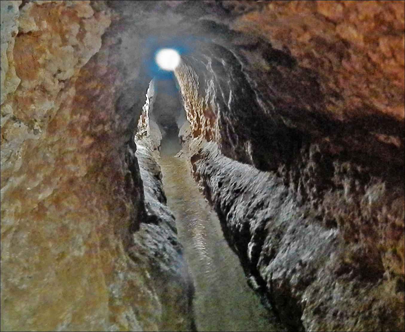 L’intérieur_d’un_qanat_en_iran.jpg