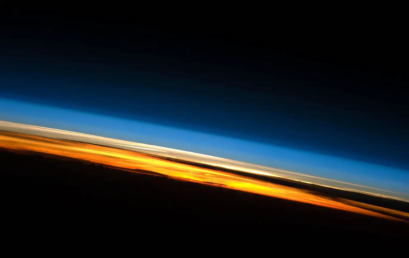 Earth-Atmosphere-Layers-From-ISS-2048x1293.webp