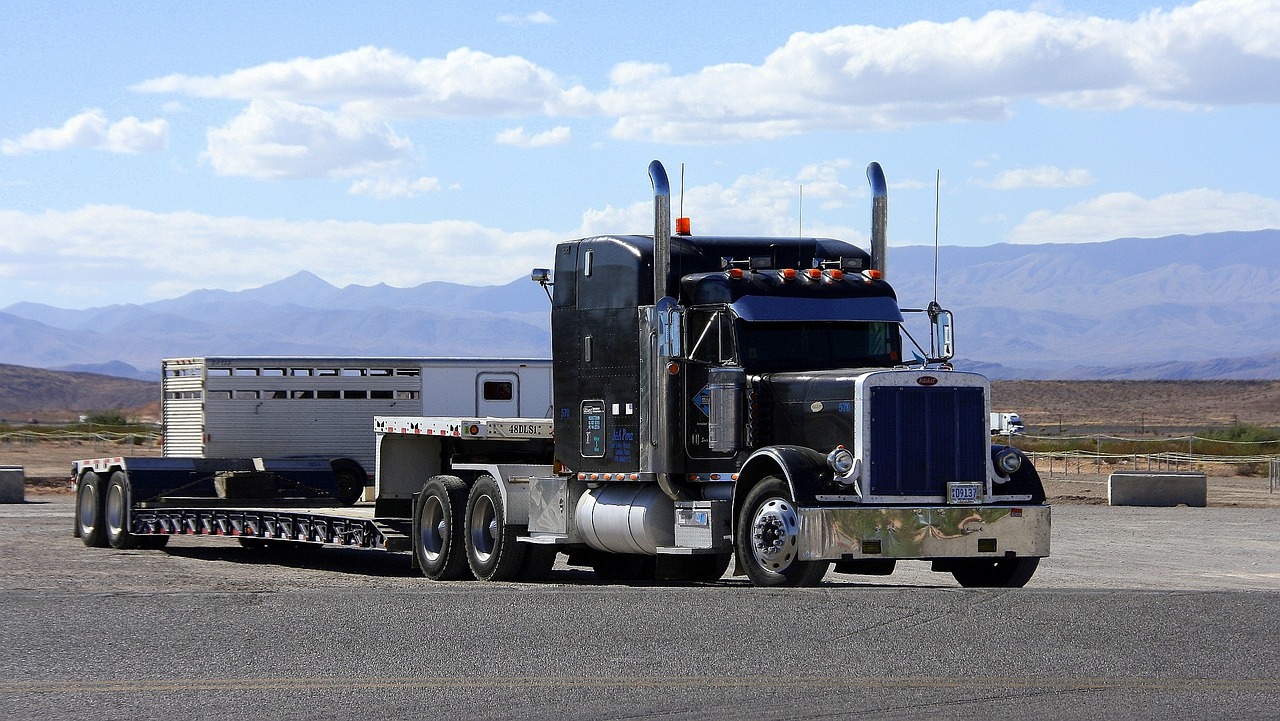 peterbilt-2650184_1280.jpg