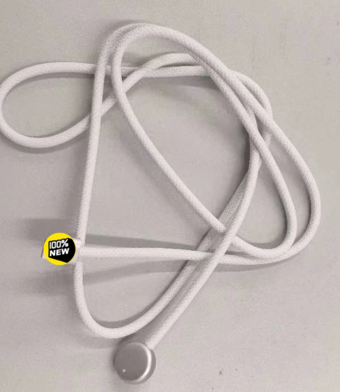 Apple-Vision-Pro-charging-cable-with-proprietary-port-2.jpg
