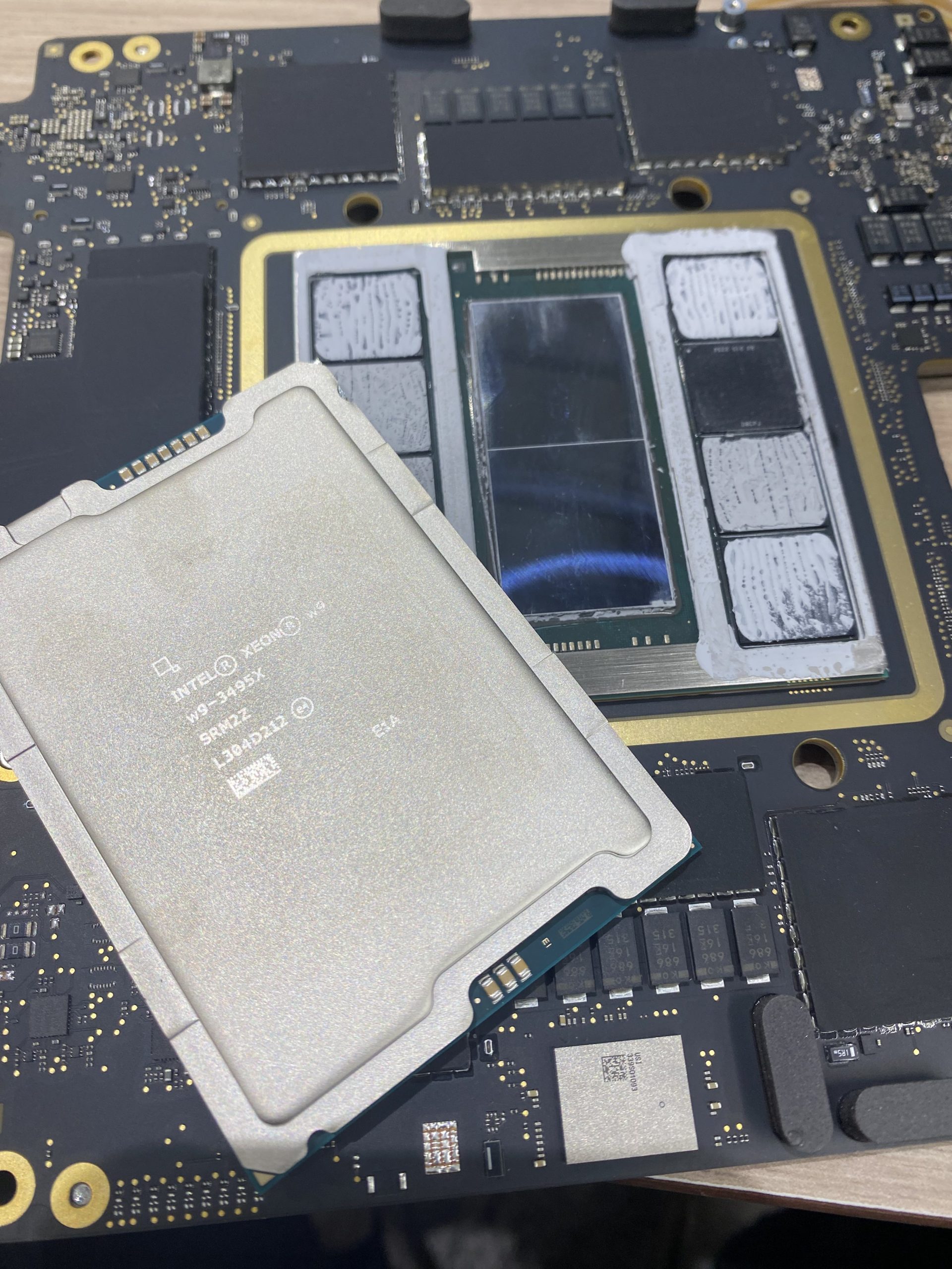 Apple-M2-Ultra-SoC-delidded-Intel-Xeon-Sapphire-Rapids-CPU-_1-scaled.jpeg