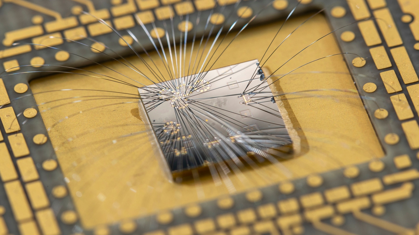 azure-quantum-topological-qubit-chip-edited_1572.jpg