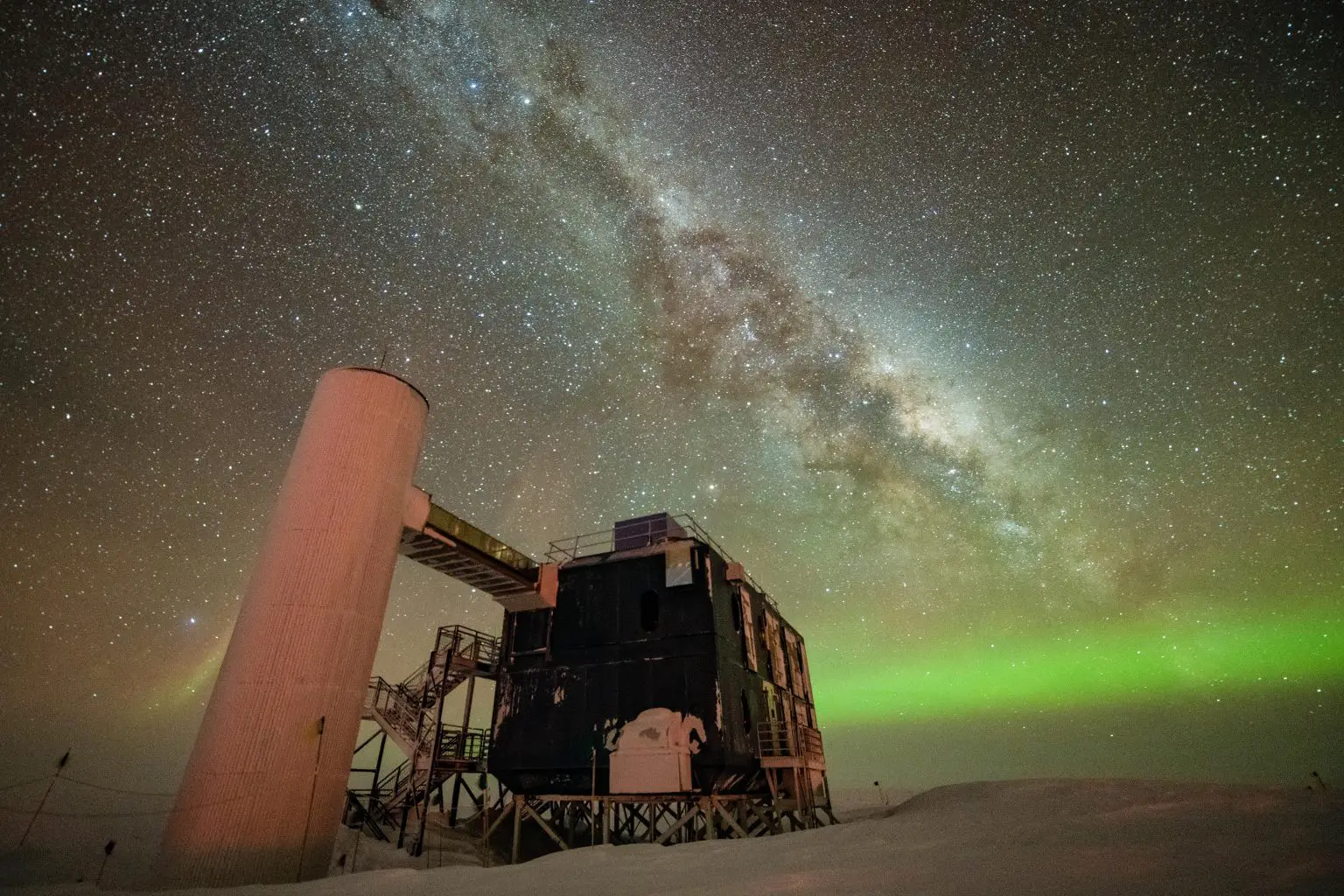 IceCube-Lab-Under-Starry-Sky-1536x1024.webp