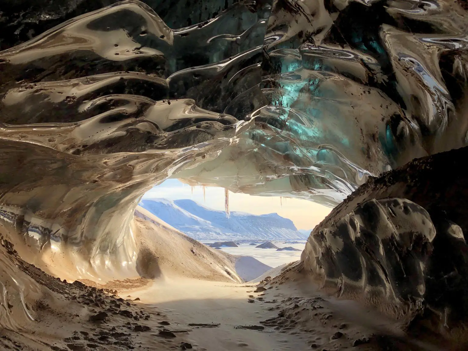 Glacier-Cave-in-Svalbard-Norway-1536x1152.webp