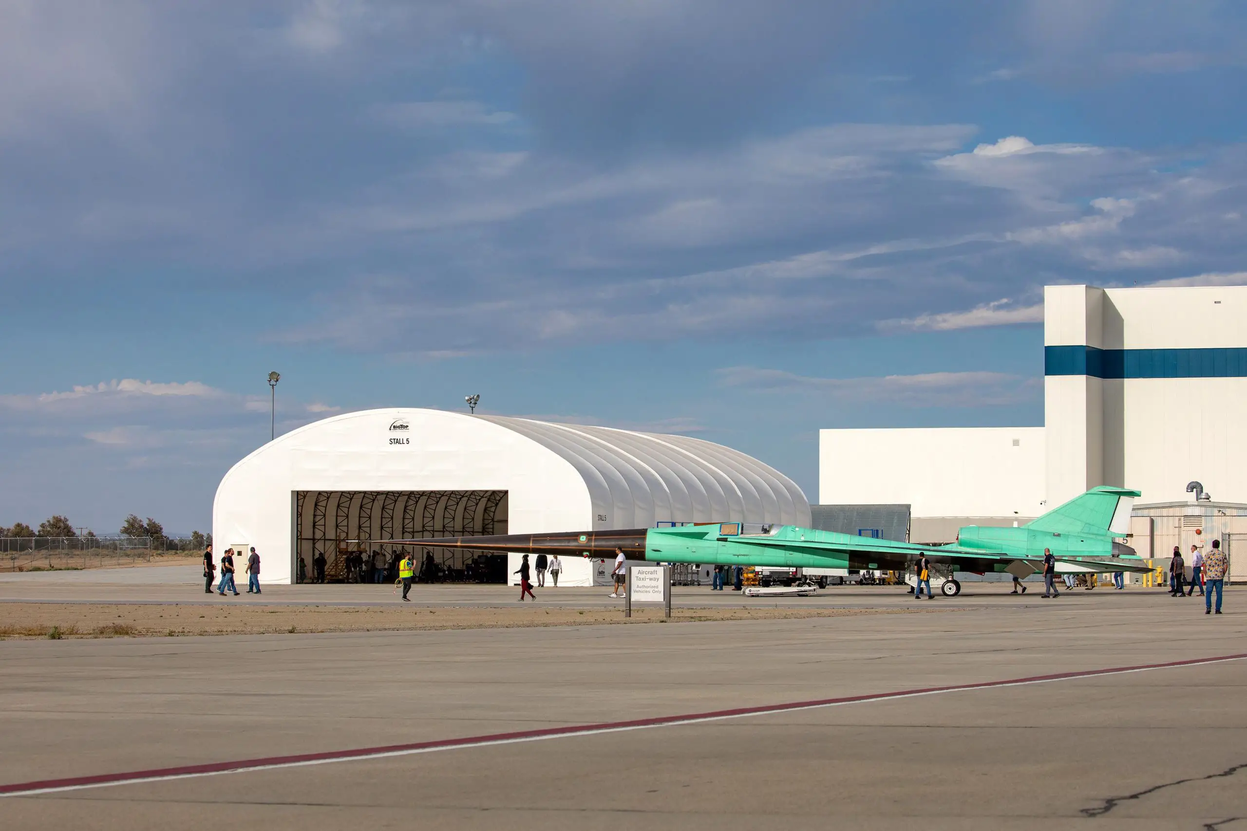 NASA-X-59-Aircraft-Near-Runway-at-Lockheed-Martin-Skunk-Works-scaled.webp