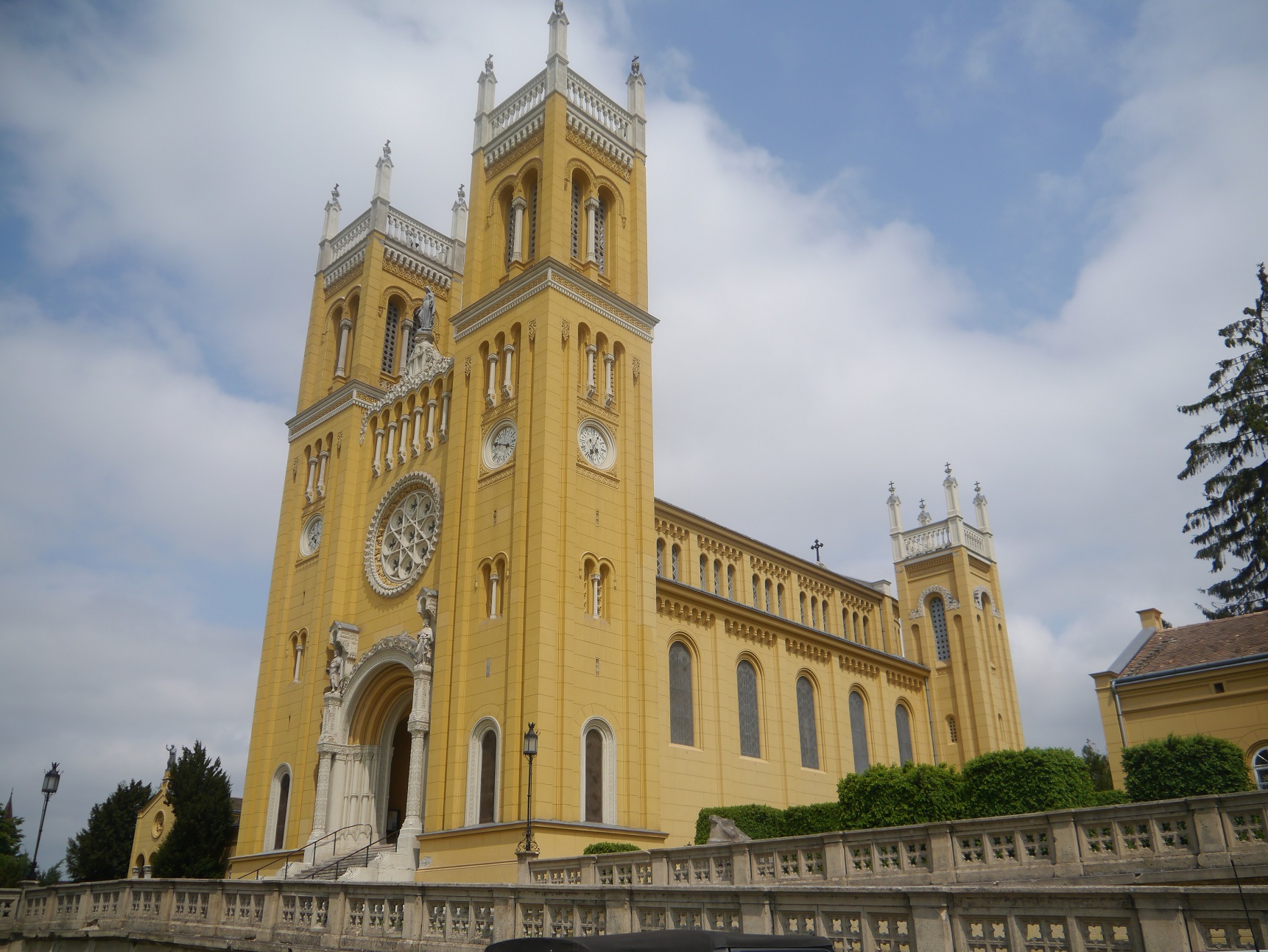 Fót_Katholische_Kirche_1.JPG