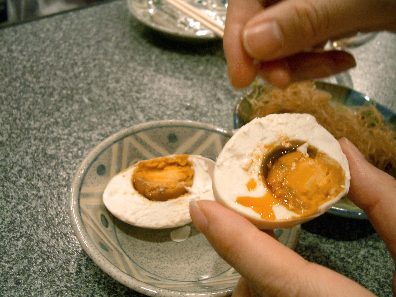 Chinese_boiled_egg_by_yosshi.jpg