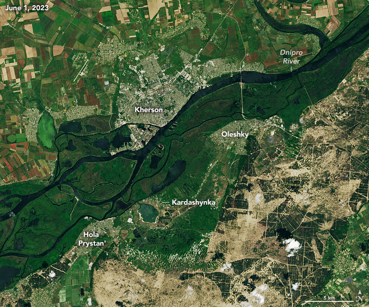Ukraine-Dnipro-River-Flooding.gif