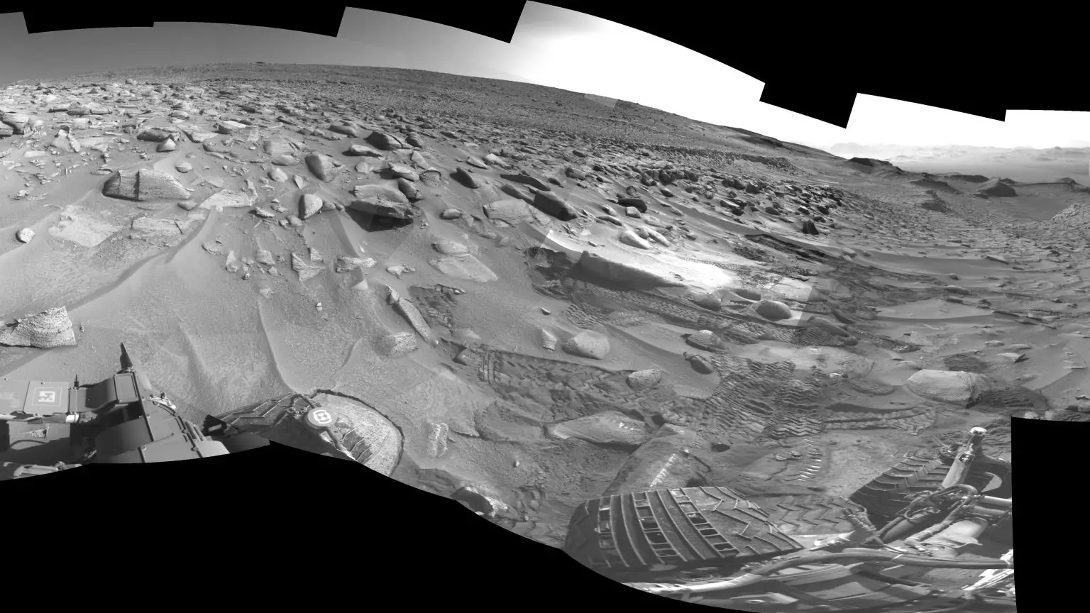 Curiosity-Views-Its-Tracks-Using-Its-Navcam--1536x864.webp