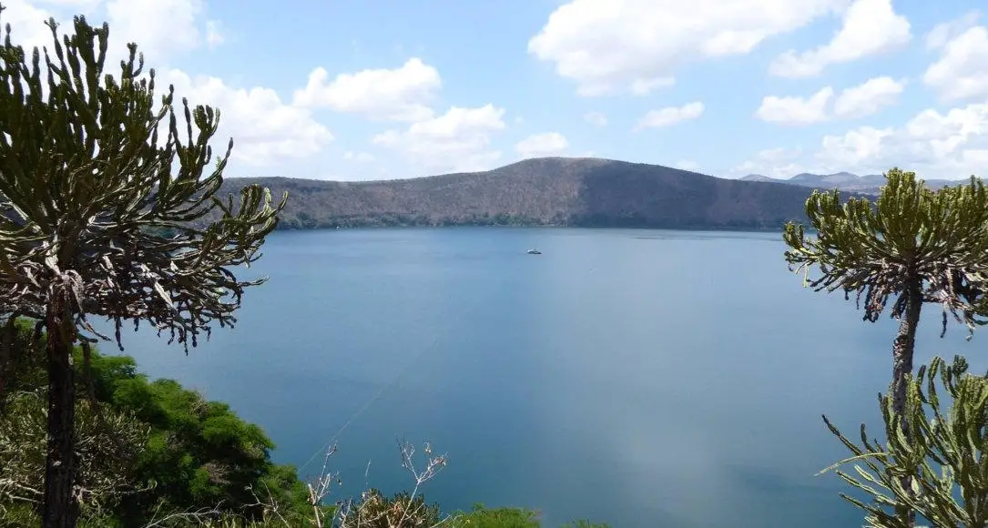 Drilling-Rig-in-Lake-Chala.webp