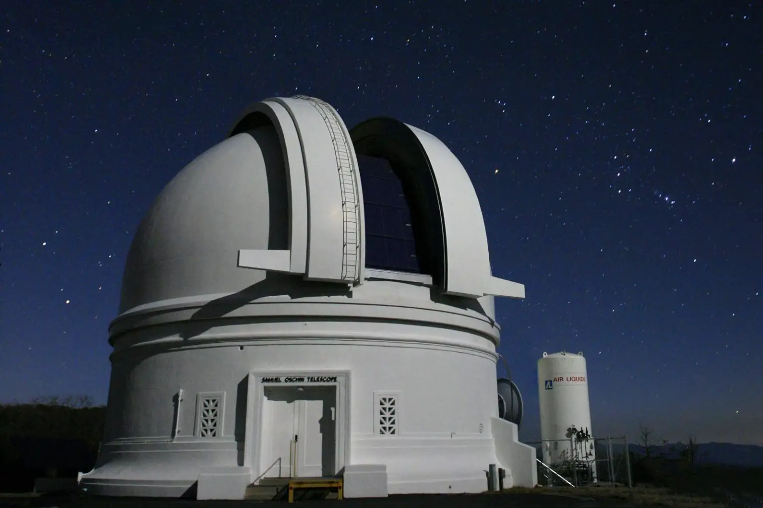 Samuel-Oschin-Telescope-at-Palomar-Observatory-1536x1024.webp