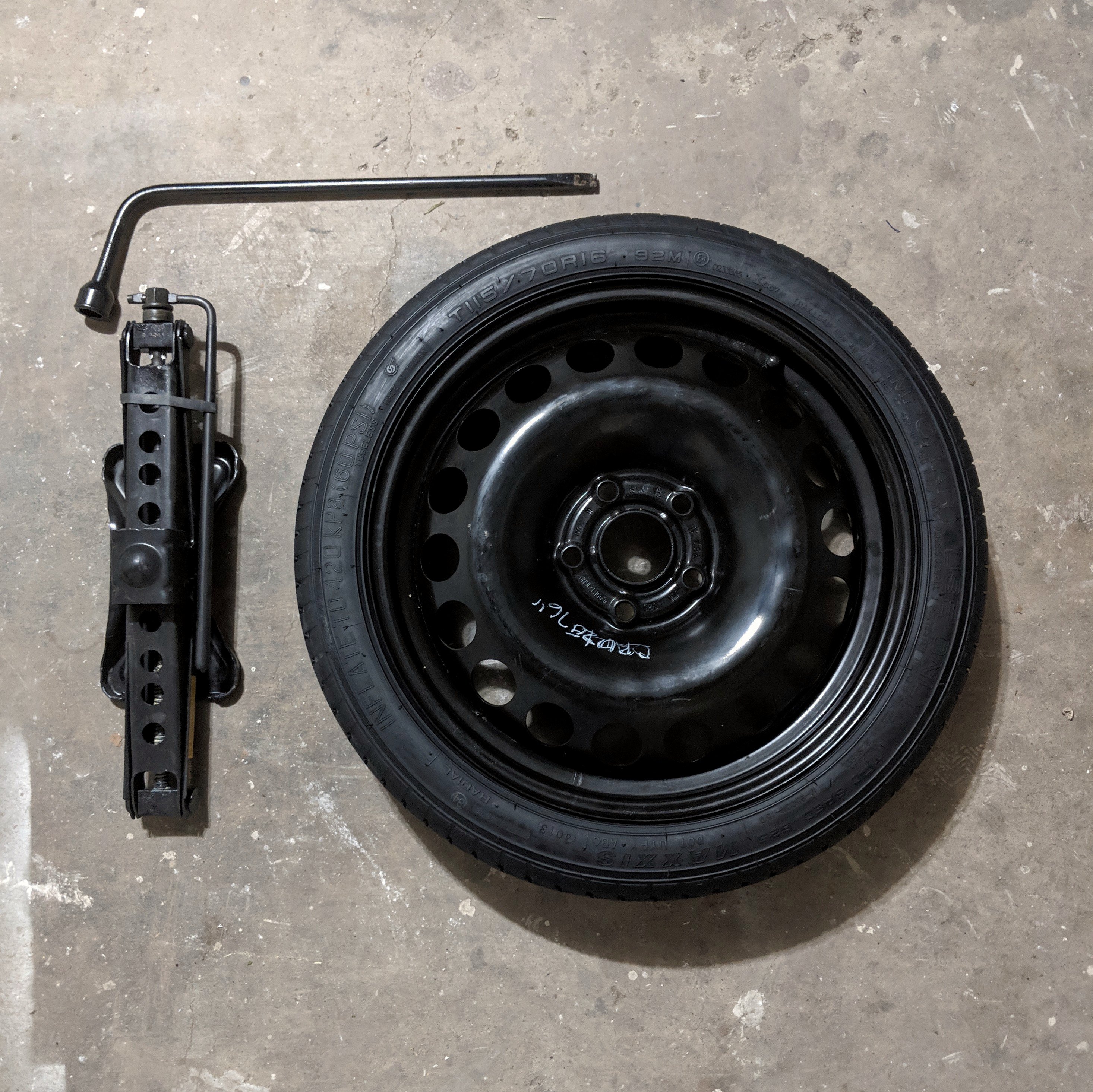 Spare_Tire_Changing_Kit_(40359111403).jpg
