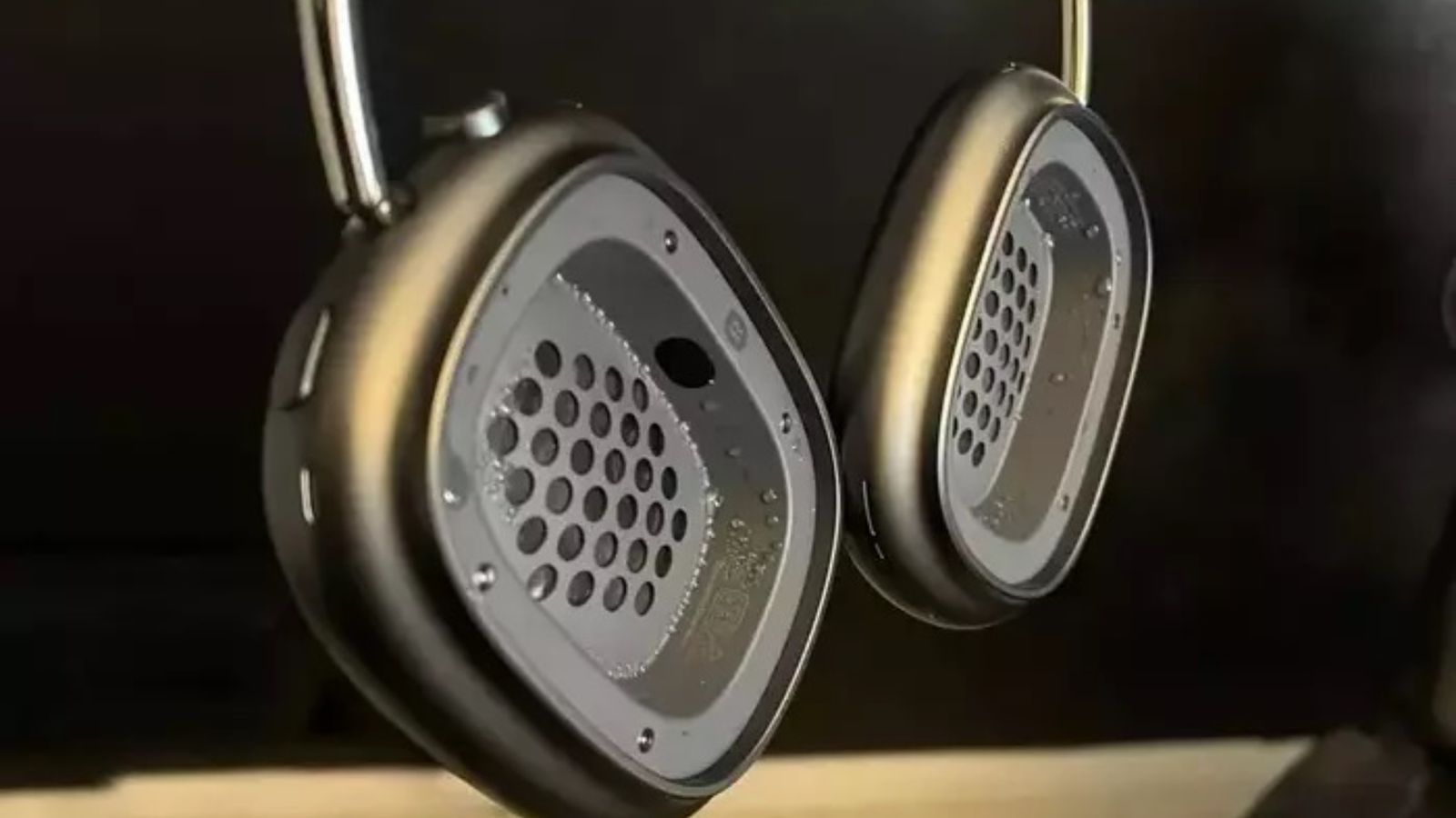airpods-max-condensation.jpg
