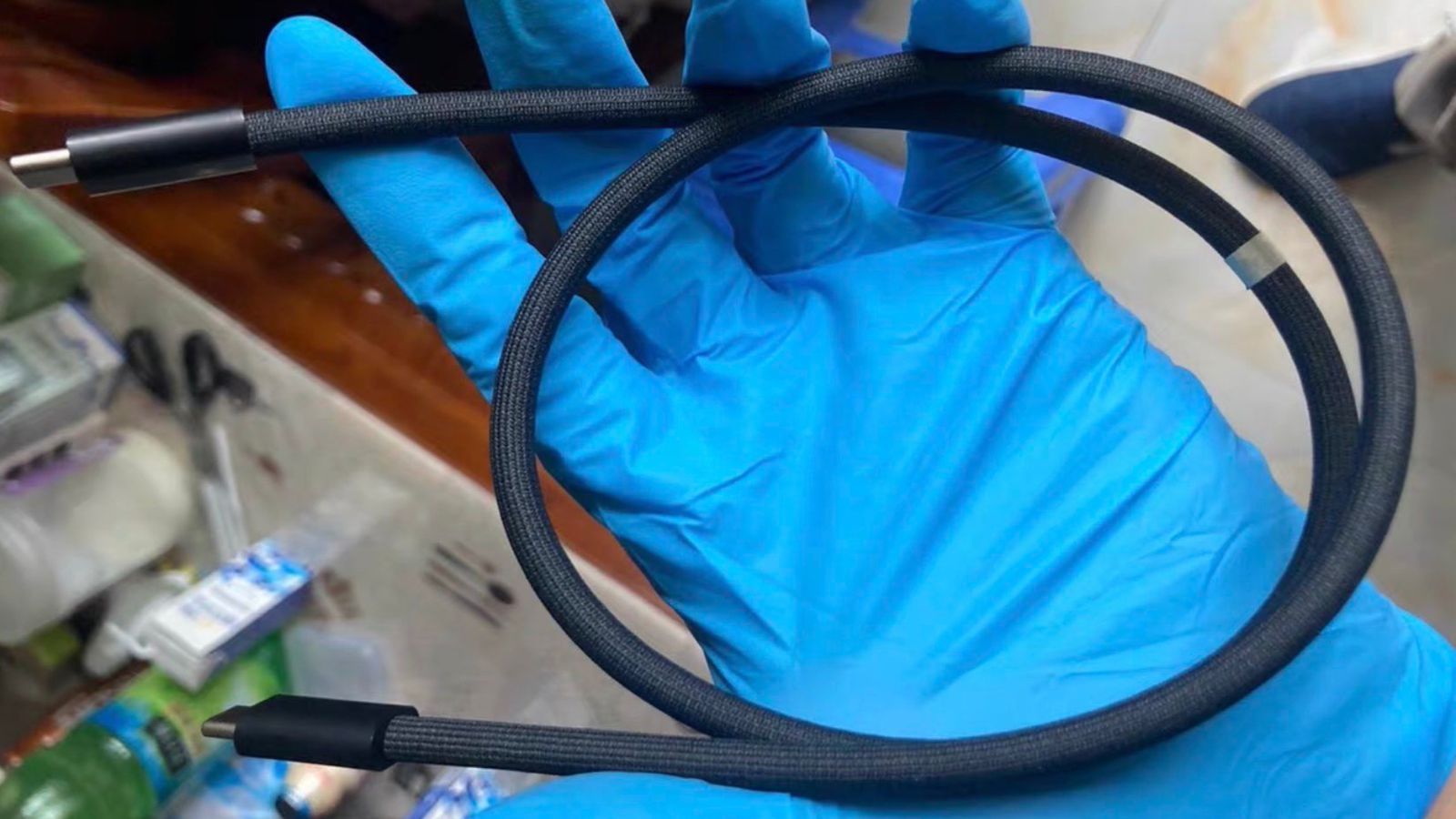 TB4-iphone-15-pro-cable.jpg