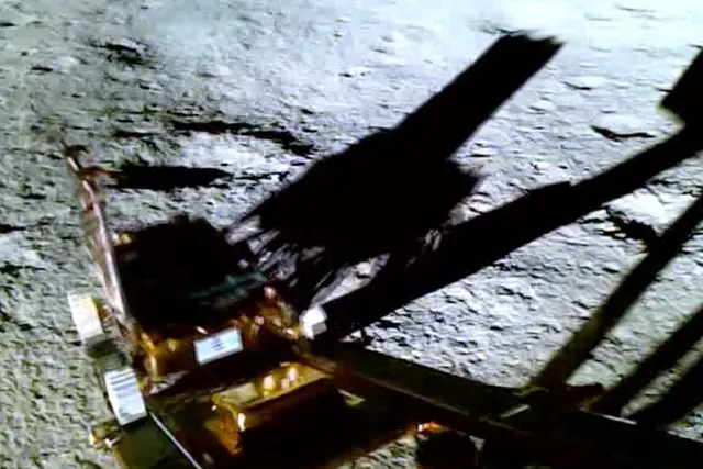 Chandrayaan_3_rover_leaving.webp