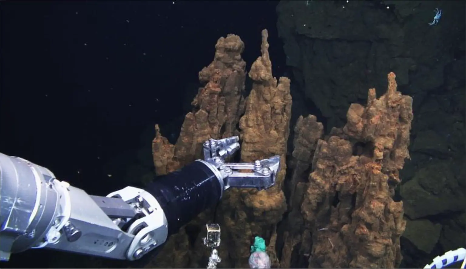 Hydrothermal-Vent-Chimney-Extraction-1536x886.webp