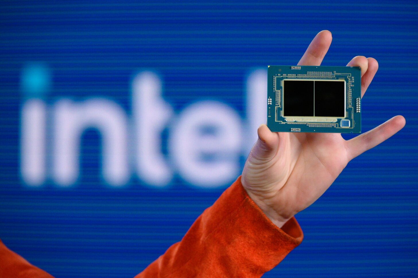 Intel-Emerald-Rapids-Chip-1-Custom-1456x970.jpg