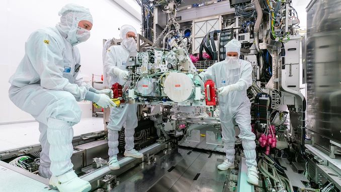 asml EF cleanroom engineers with source_678x452.jpg