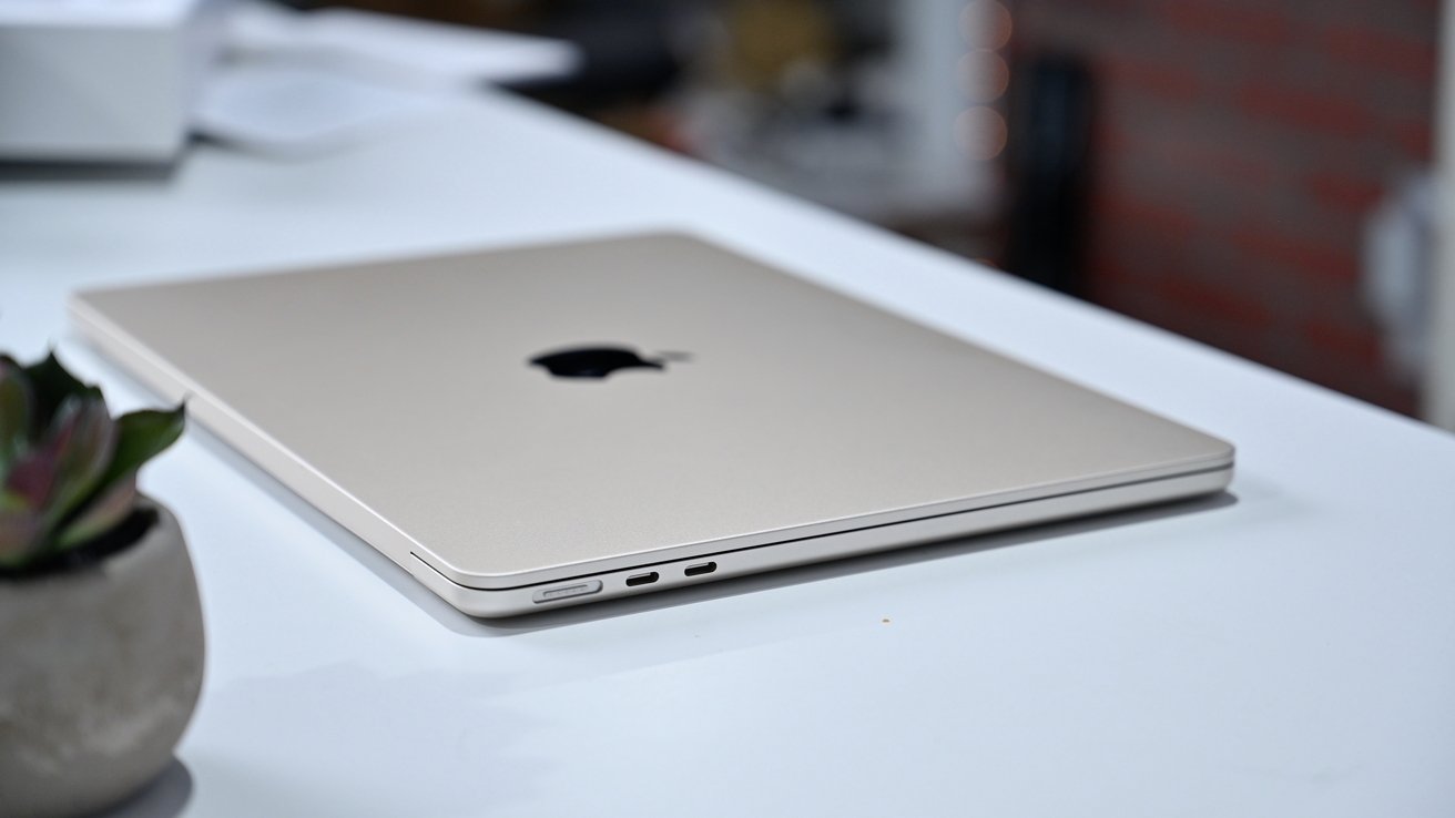49298-96697-MacBook-Air-Closed-on-Desk-xl.jpg