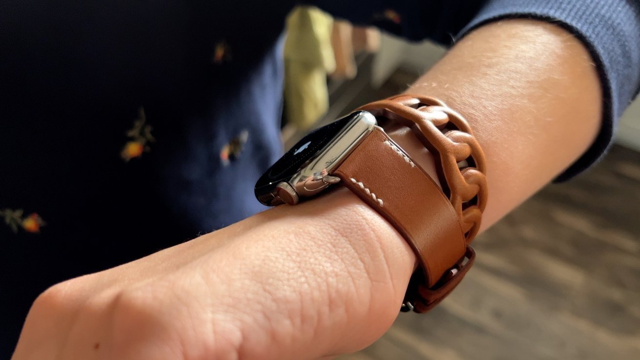 56261-114195-56161-114002-45590-88743-Wearing-Apple-Watch-Series-7-Hermes-xl-xl-xl.jpg