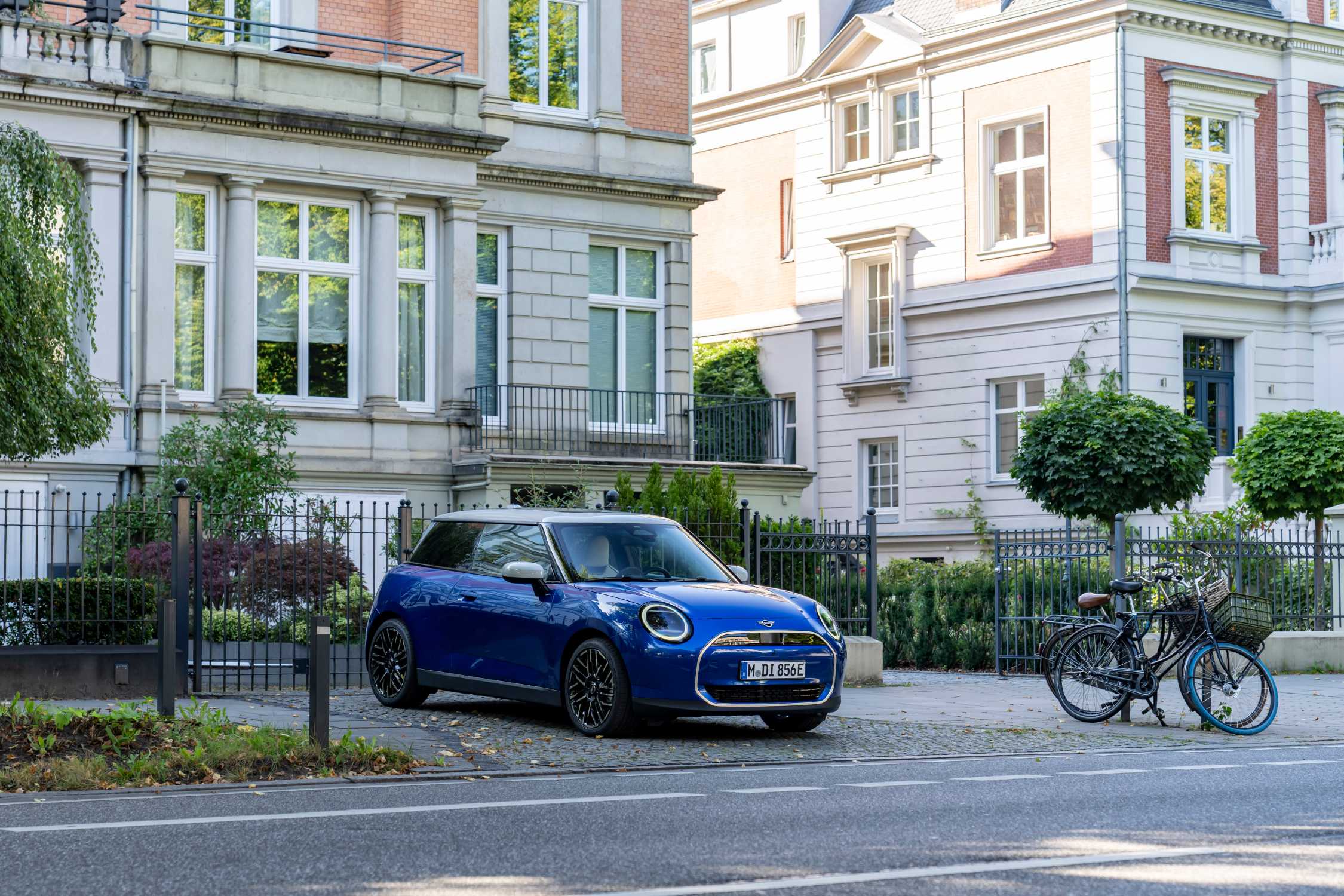 P90521425-mini-cooper-se-09-2023-2250px.jpg