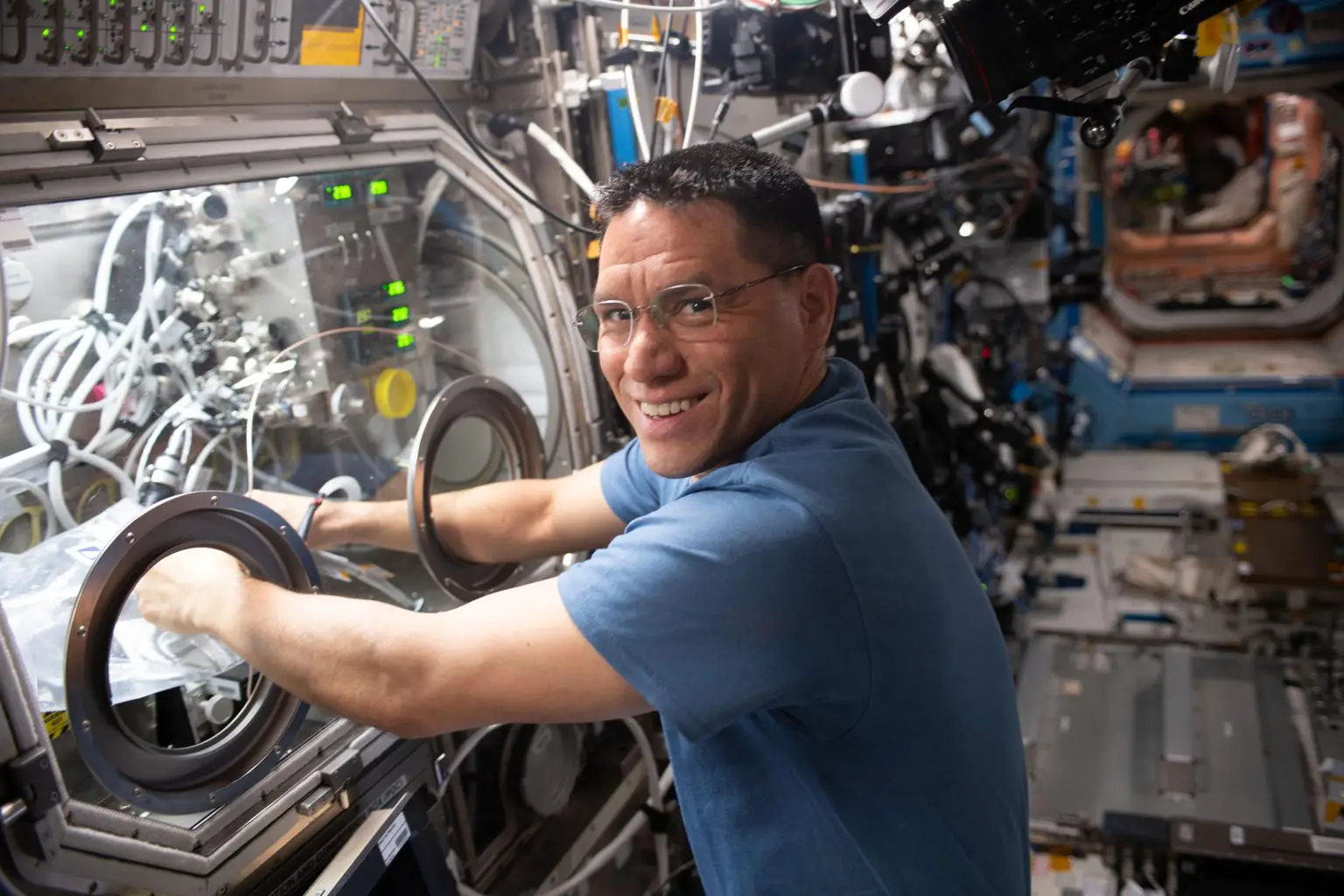 Astronaut-Frank-Rubio-Microgravity-Science-Glovebox-1536x1024.webp