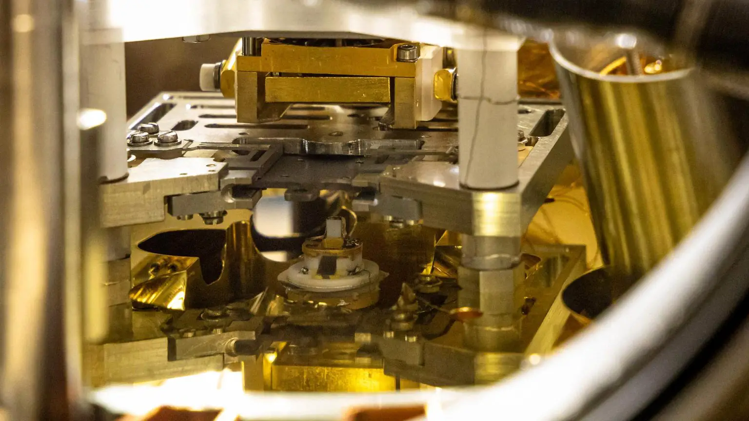 Ultrahigh-Vacuum-Atomic-Force-Microscope-1536x864.webp