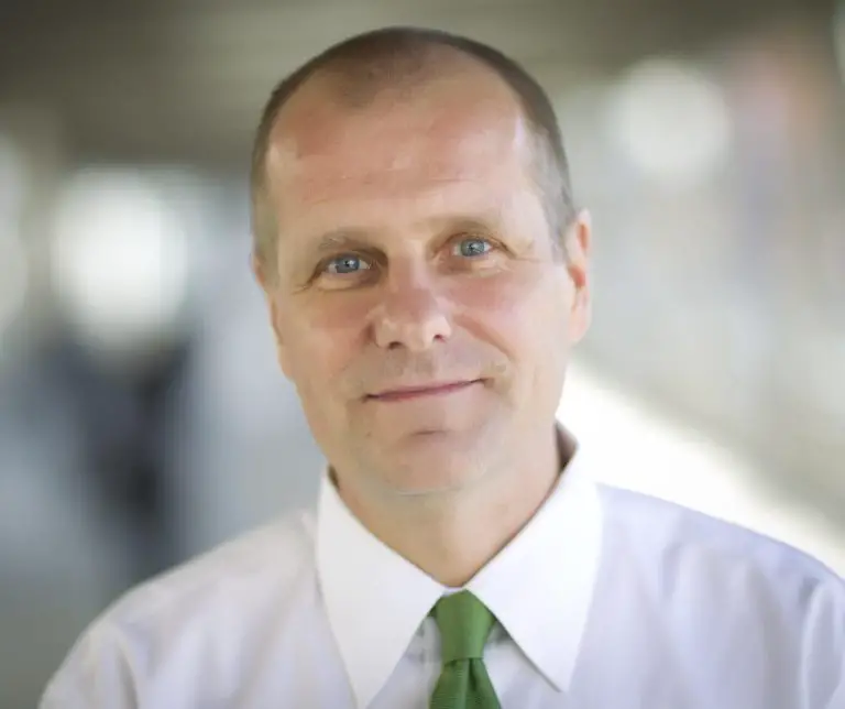 Stephan-Moll-768x644.webp