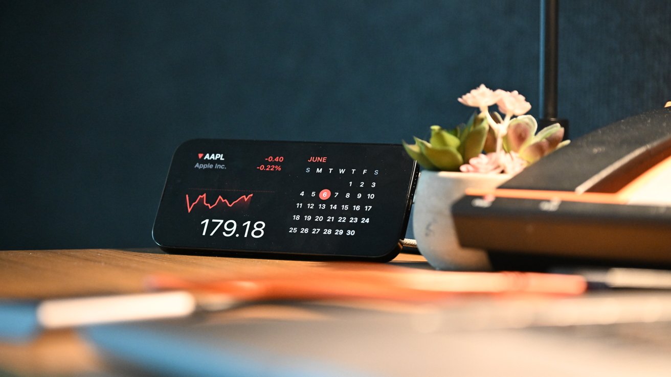 54824-111019-Dual-Widget-View-in-StandBy-with-Stocks-xl.jpg